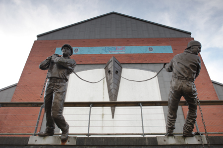 Bronze shipworkers at Clydebuilt Museum 